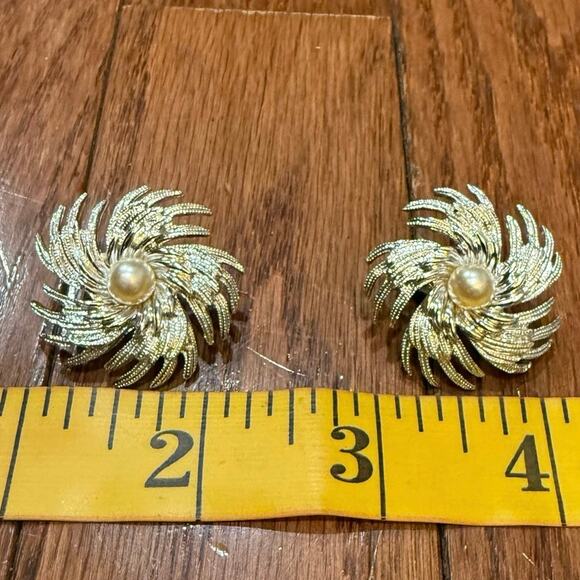 Vintage Sarah Coventry Silver Pinwheel Clip On Earrings 1962 Faux Pearl Retro - Picture 3 of 14